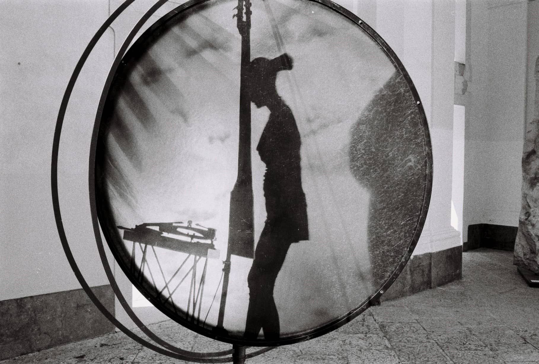 Schatten einer Person mit Kontrabass auf einer runden Leinwand, Palermo, Schwarz-Weiß